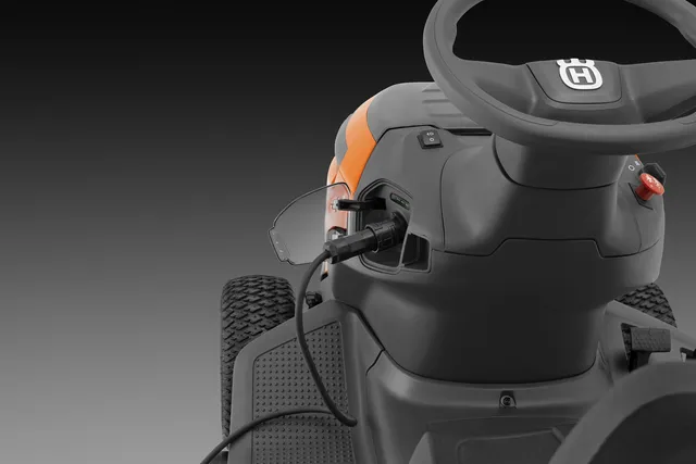 W pełni elektryczny, bezpaskowy układ napędowy traktorka Husqvarna TC 100i W pełni elektryczny, bezpaskowy układ napędowy traktorka Husqvarna TC 100i